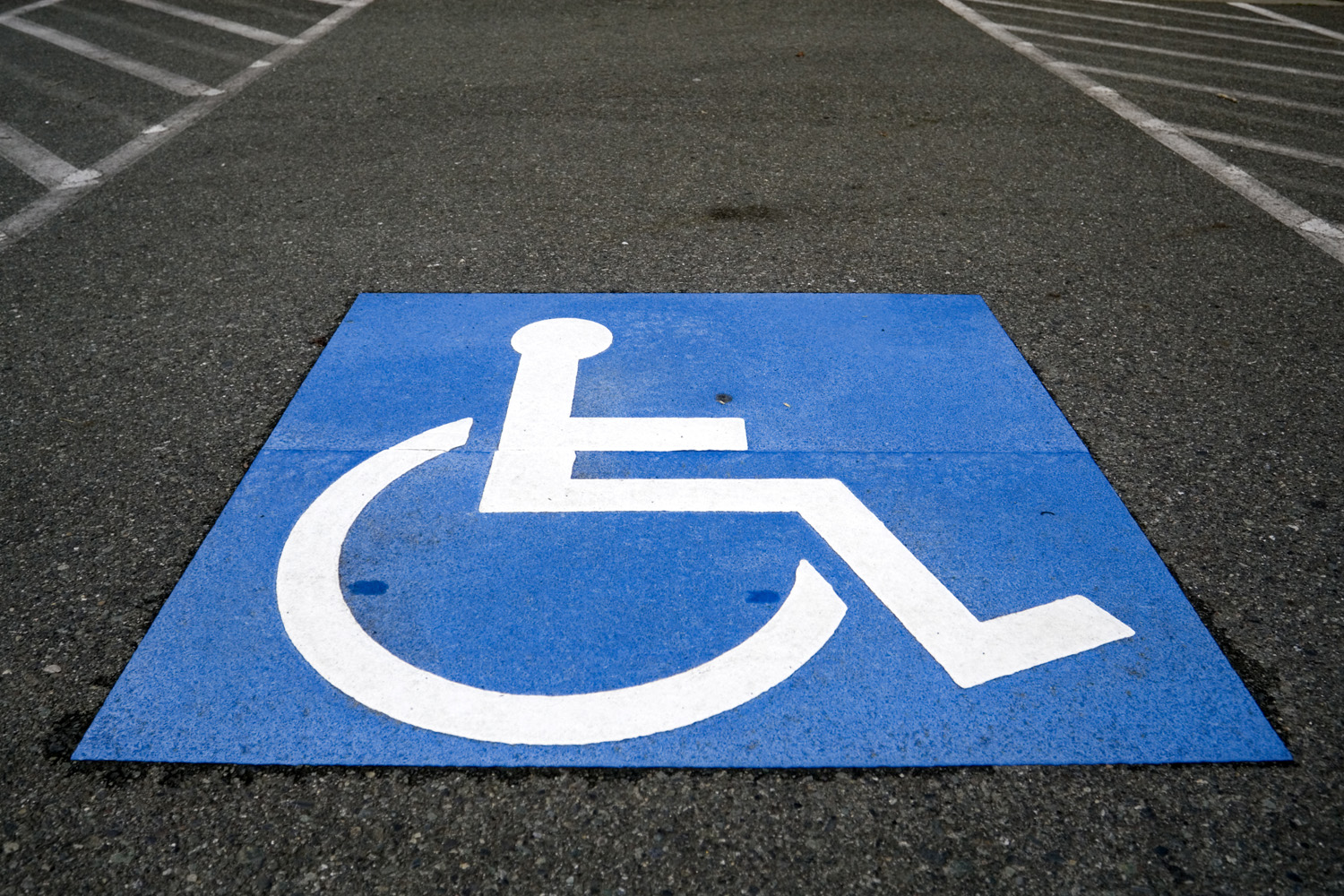 Каким инвалидам можно парковаться. Парковочное место для инвалидов. Табличка стоянка для инвалидов. Знак парковочное место для инвалидов. Место для инвалидов на парковке.